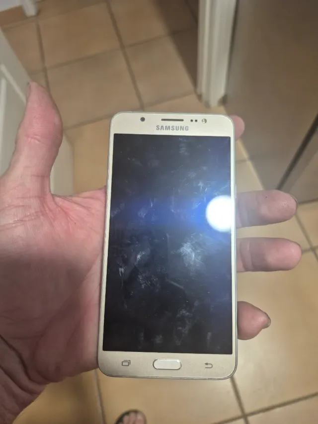 Samsung Galaxy J7 version 6