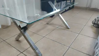 Tavolo da centro in vetro con piedini