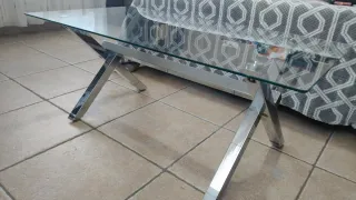 Tavolo da centro in vetro con piedini