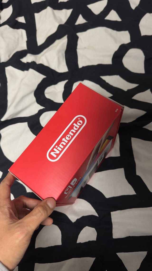 Nintendo Switch OLED sellada + Funda + Protector