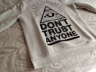 Sudadera gris Iluminati
