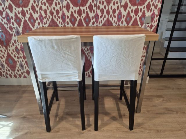 Mesa de cocina con 2 banquetas (Majadahonda)
