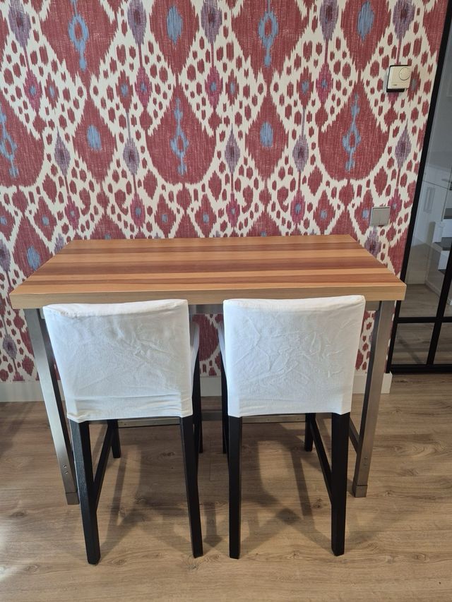 Mesa de cocina con 2 banquetas (Majadahonda)