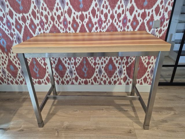Mesa de cocina con 2 banquetas (Majadahonda)