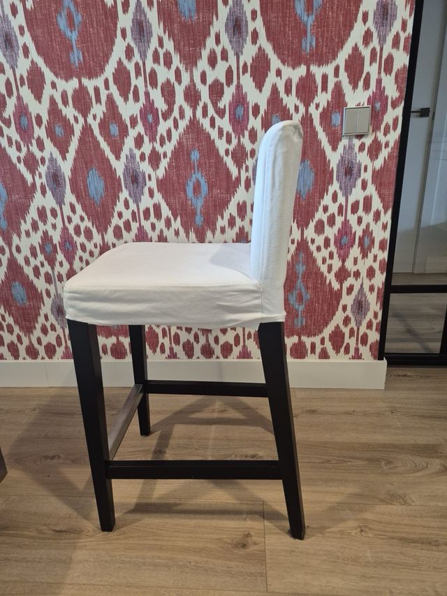 Mesa de cocina con 2 banquetas (Majadahonda)