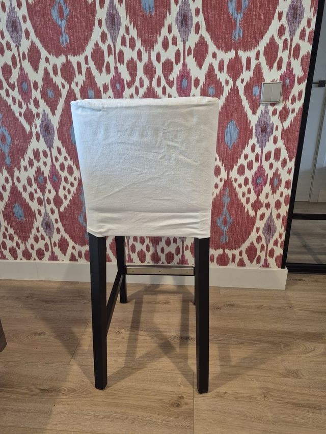 Mesa de cocina con 2 banquetas (Majadahonda)