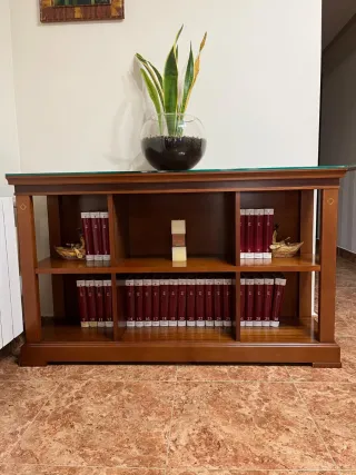 Cómoda estantería de madera