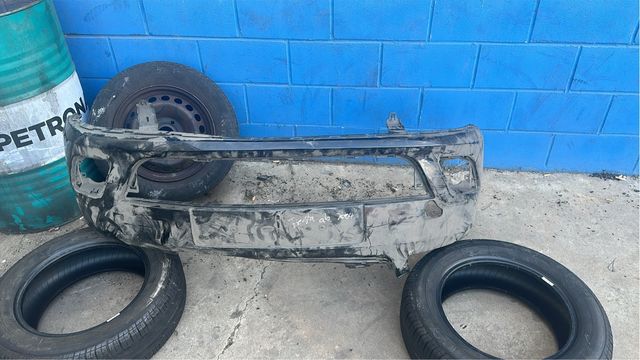 Paragolpes delantero Ford Fiesta 2004