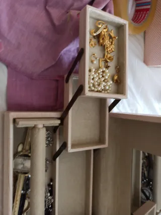 Joyero grande beige y dorado