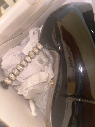 Tacchi neri con gioiello dorato