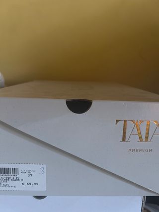 Tacchi neri con gioiello dorato