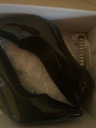 Tacchi neri con gioiello dorato