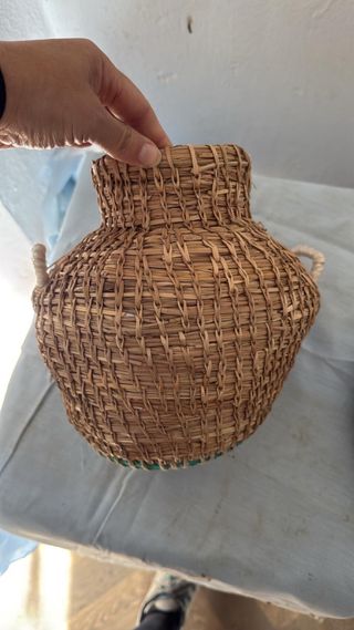 Jarrón de mimbre con asas