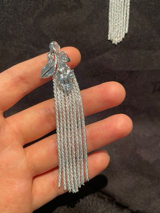 pendientes largos de flecos metálicos