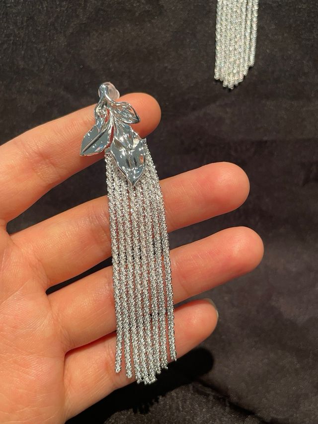 pendientes largos de flecos metálicos