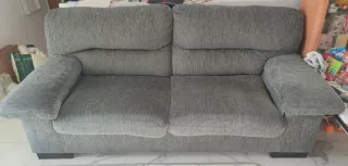 Sofá de tela gris de 2 plazas