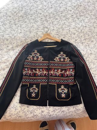 Chaqueta americana bordada mujer