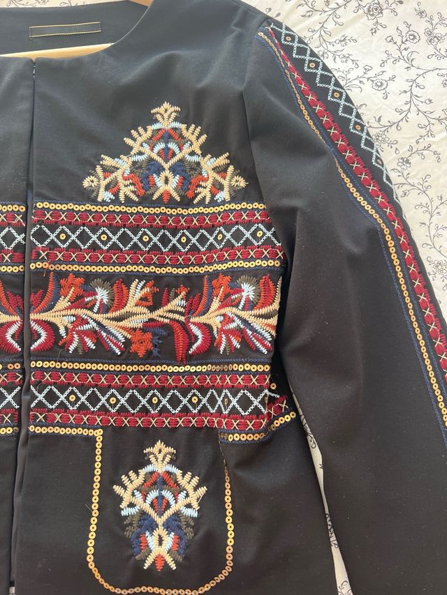 Chaqueta americana bordada mujer