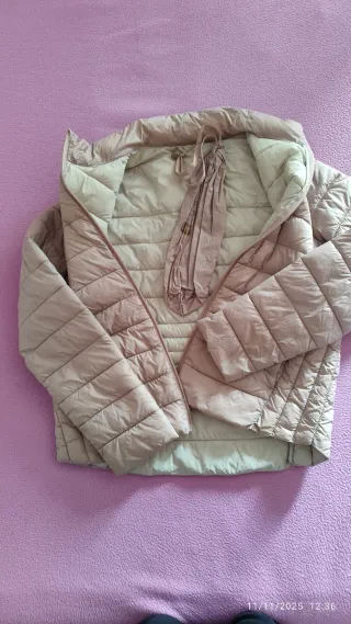 Cazadora acolchada beige/rosita