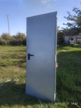 Puerta trastero metálica