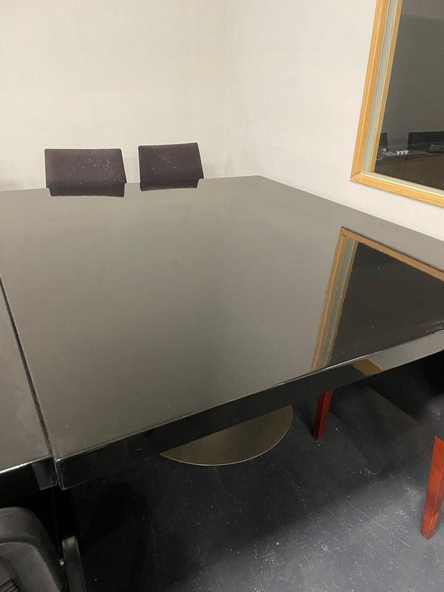 Mesa de oficina con pie de acero