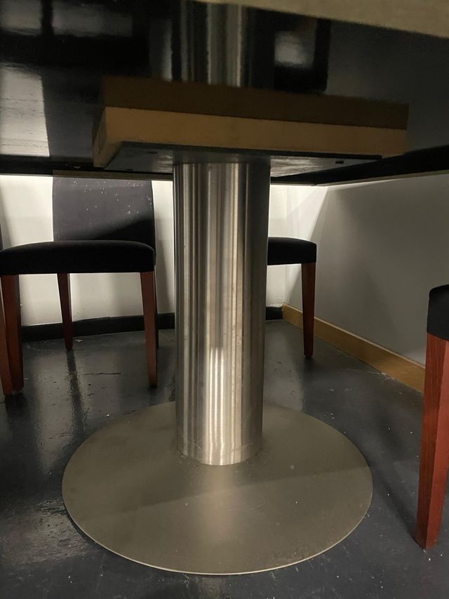 Mesa de oficina con pie de acero