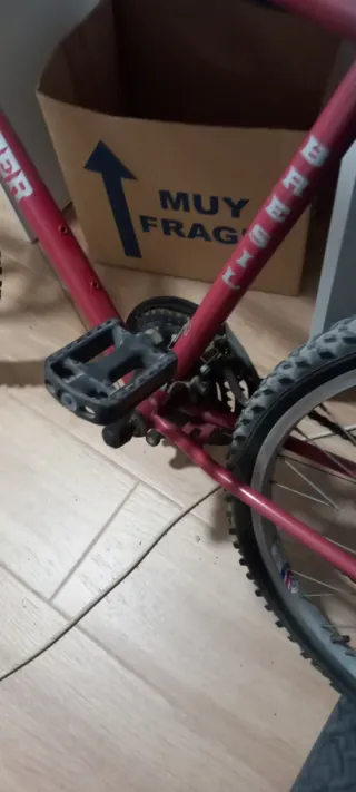 Bicicleta de montaña roja