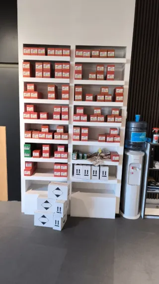 Tarima, encimera, mobiliario.