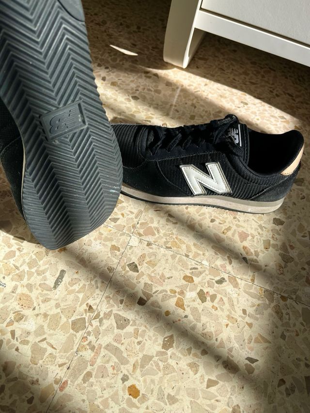 Zapatillas New Balance Negras y Beige