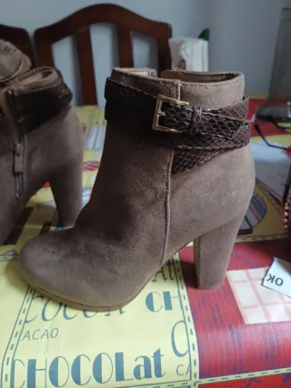 Botas de tacón marrones con detalle