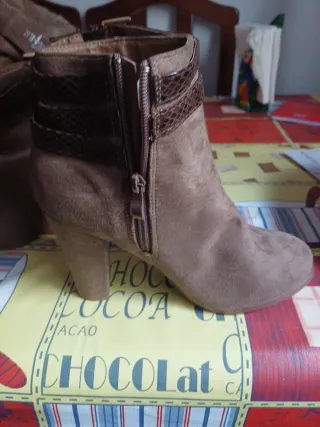 Botas de tacón marrones con detalle