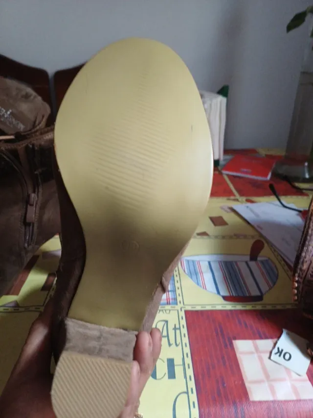 Botas de tacón marrones con detalle