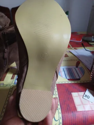 Botas de tacón marrones con detalle