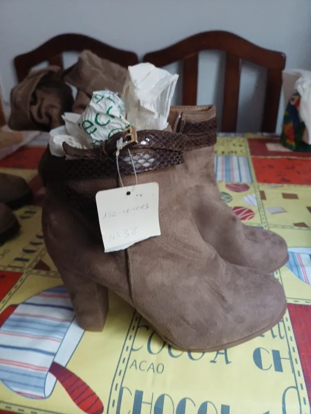 Botas de tacón marrones con detalle