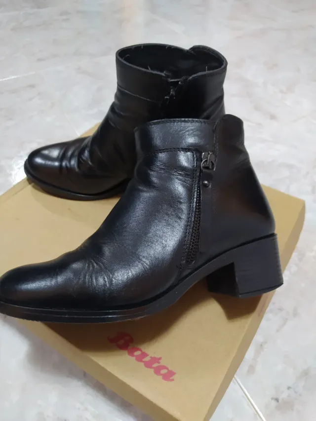 Stivaletti donna Bata neri