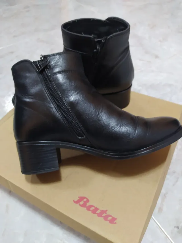 Stivaletti donna Bata neri