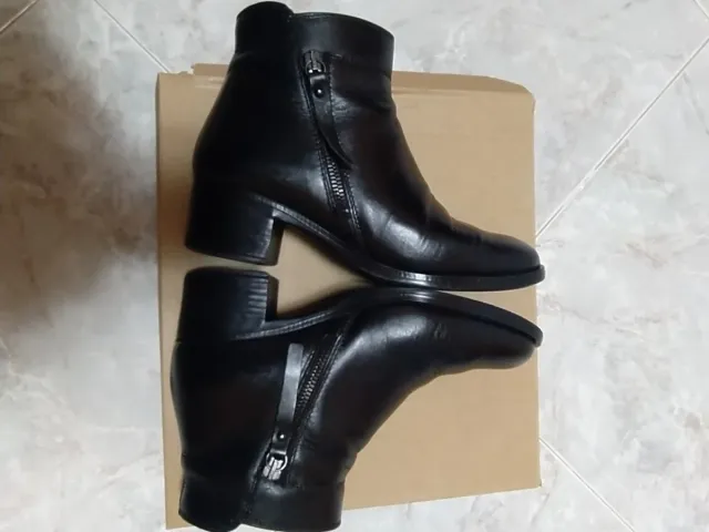 Stivaletti donna Bata neri