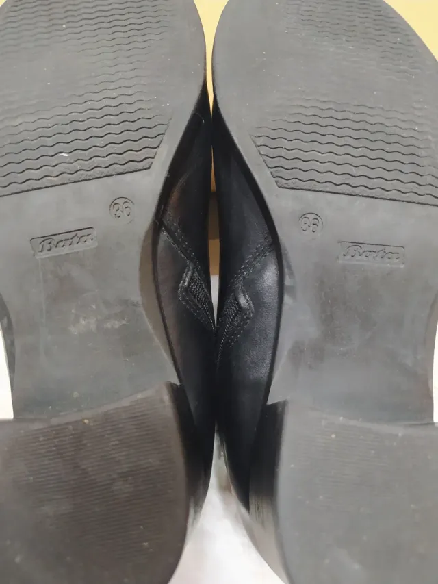 Stivaletti donna Bata neri