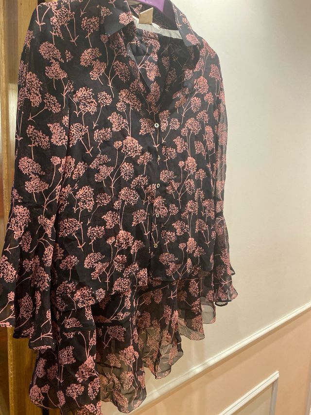 Falda y camisa con mangas midi floral negra y rosa