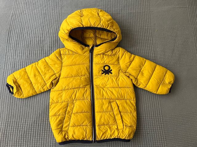 Abrigo Benetton amarillo bebé