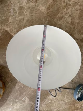 Lámpara de techo gris y blanca