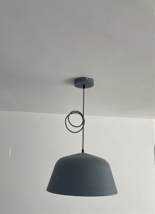 Lámpara de techo gris y blanca