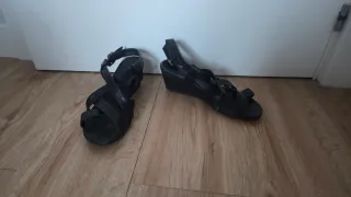 Sandalias negras de cuña