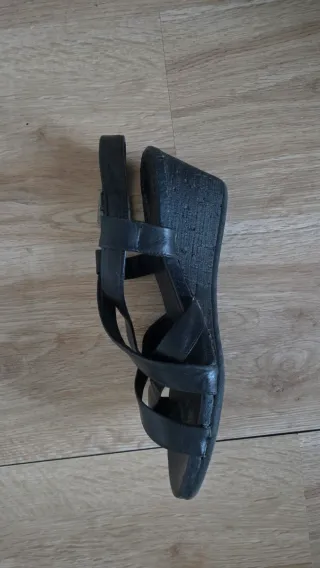 Sandalias negras de cuña