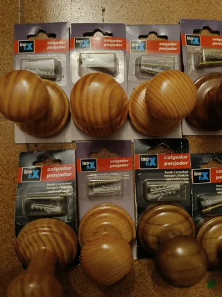 10 colgadores de madera
