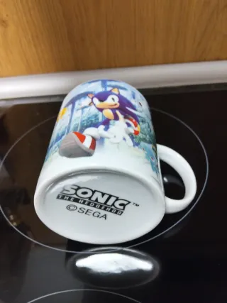 Taza Sonic Colours/ viene con un regalo.