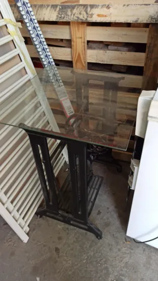 Se vende Mesa de cristal y metal negra 60€