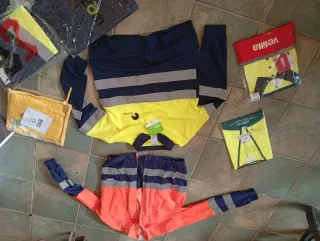 Lote Ropa Trabajo: 2 Camisas + Chubasquero