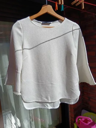 Blusa blanca texturizada manga acampanada