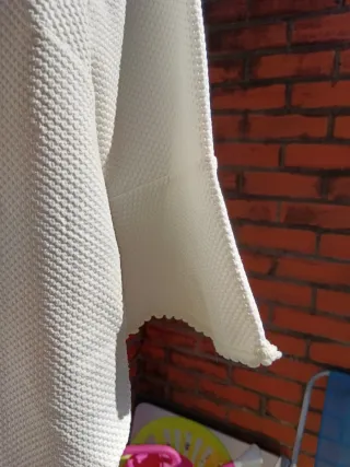 Blusa blanca texturizada manga acampanada